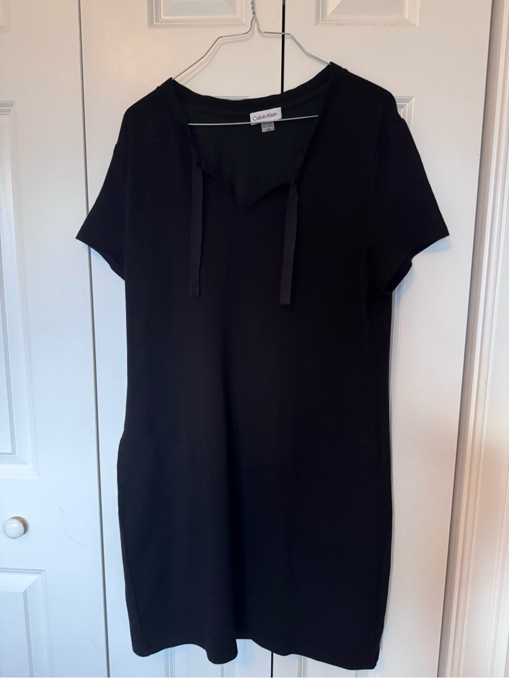 Calvin Klein Black Short-Sleeve V-Neck Shift Dress